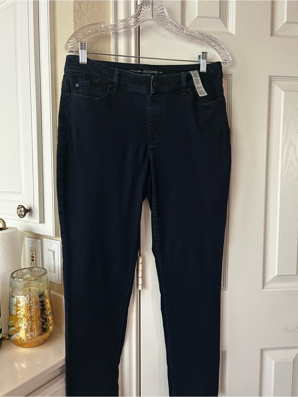 Chicos So Slimming The Platinum Denim Jeggings. Size .5 (8/10)
